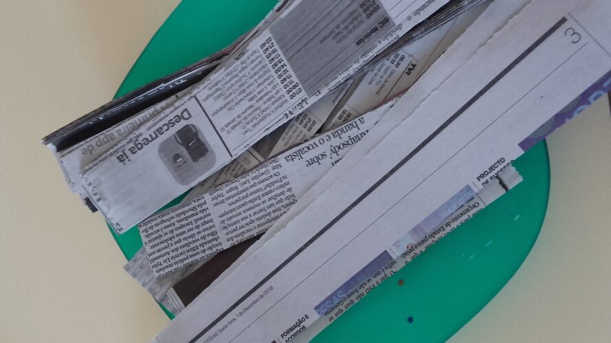 Foram recortadas tiras de papel de jornal