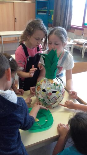 Os alunos decidiram dar mais cor ao trabalho final pelo que utilizaram a técnica de digitinta com tinta acrílica para decorar os quadrados de embalagens Tetra Pak