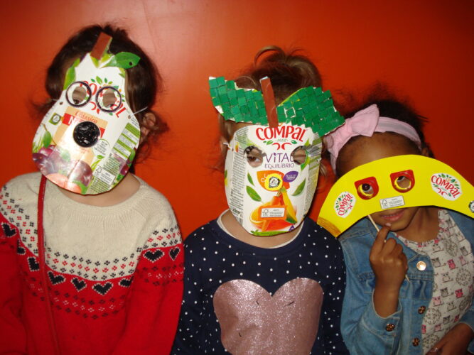 As crianças com as máscaras.