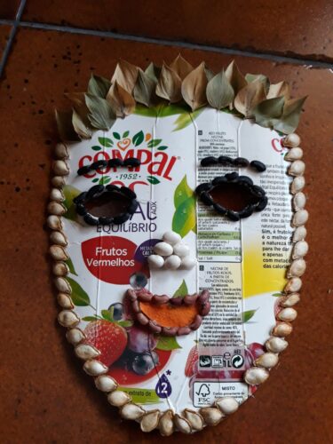 Máscara do 3.º CEB<br/>A partir das embalagens de sumos Compal, cada aluno elaborou a máscara usando sementes e/ou outros materiais da natureza.