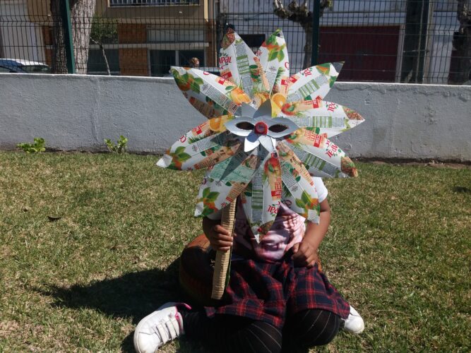 Brincar com o Ananás<br/>Os alunos brincaram ao carnaval, no jardim / recreio da escola com a máscara, e beberam o sumo das embalagens utilizadas, para se refrescarem. Assim reforçou-se a importância do consumo de sumo de fruta.