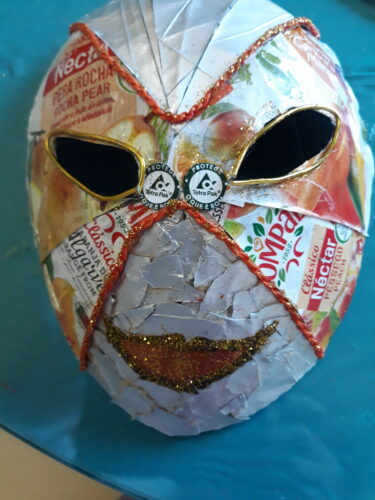 Máscara quase completa com visualização do símbolo da Tetrapak.