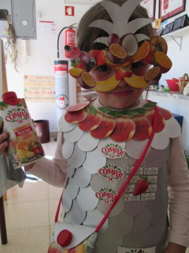 Detalhe da parte de cima do vestido, da carteira, da máscara e do brinde dos Eco-Nectaritos com o sumo Compal Néctar Tutti Frutti.