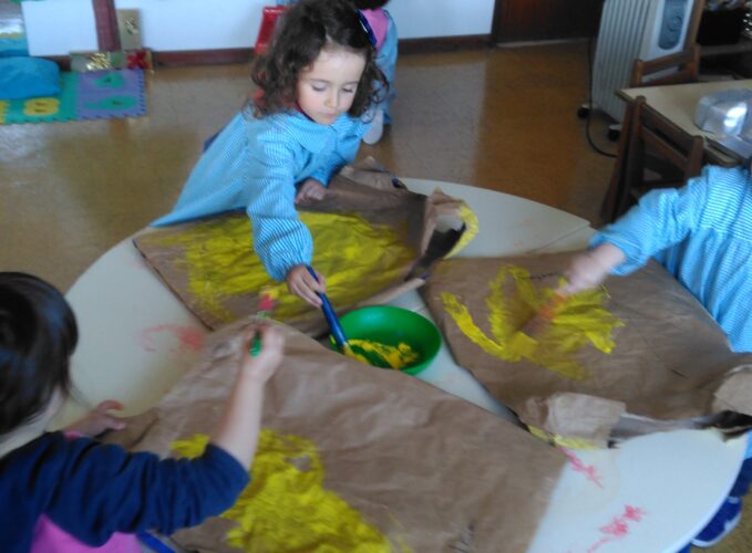 Cada criança pintou o seu fato, da cor do fruto por si escolhido.