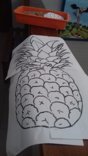 O esboço do ananás já desenhado.