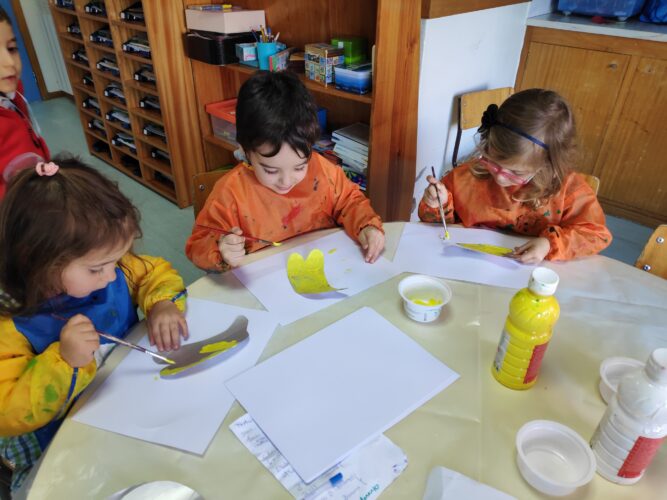 Crianças pintam o seu fruto preferido