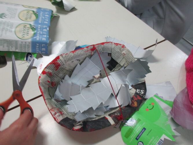 Construção da máscara com resíduos de papel e dos elementos decorativos com resíduos Tetra Pak